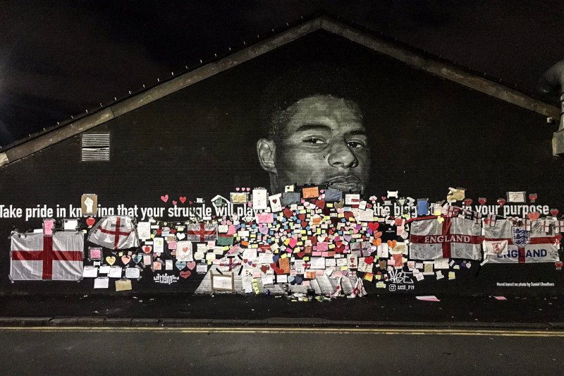 Mural z podobizną Rashforda już po "interwencji dobra" kibiców w Manchesterze