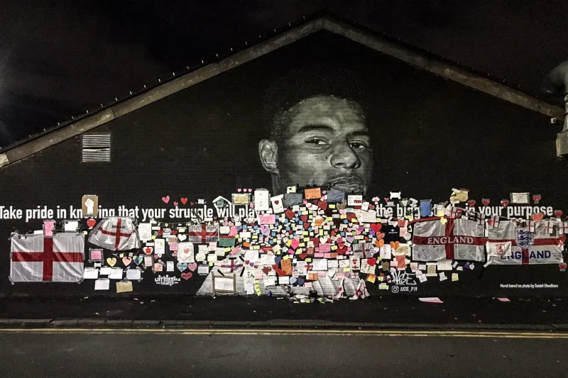 Mural z podobizną Rashforda już po "interwencji dobra" kibiców w Manchesterze