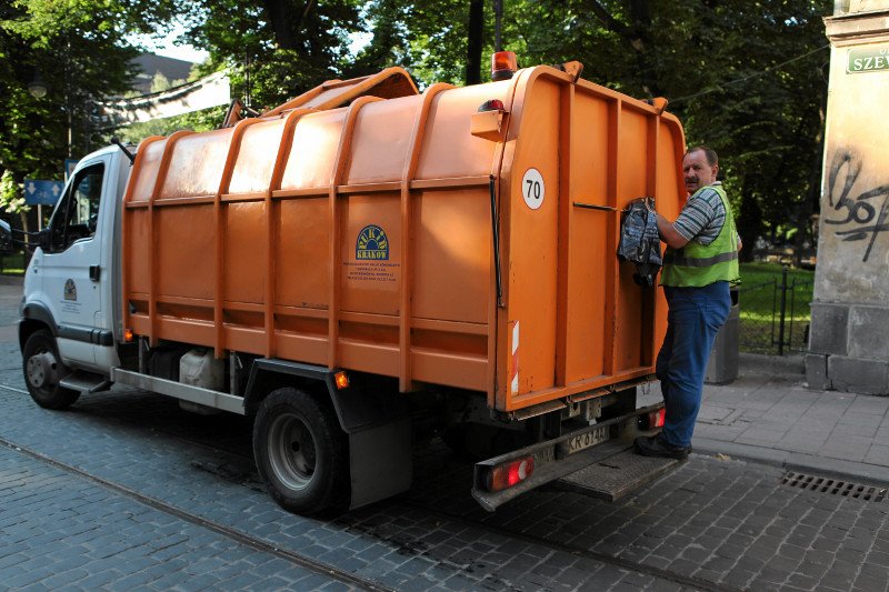Śmieciarz, czyli praca nie-marzeń. Chętnych do zawodu "Ładowacz nieczystości" jest więcej, niż wolnych miejsc