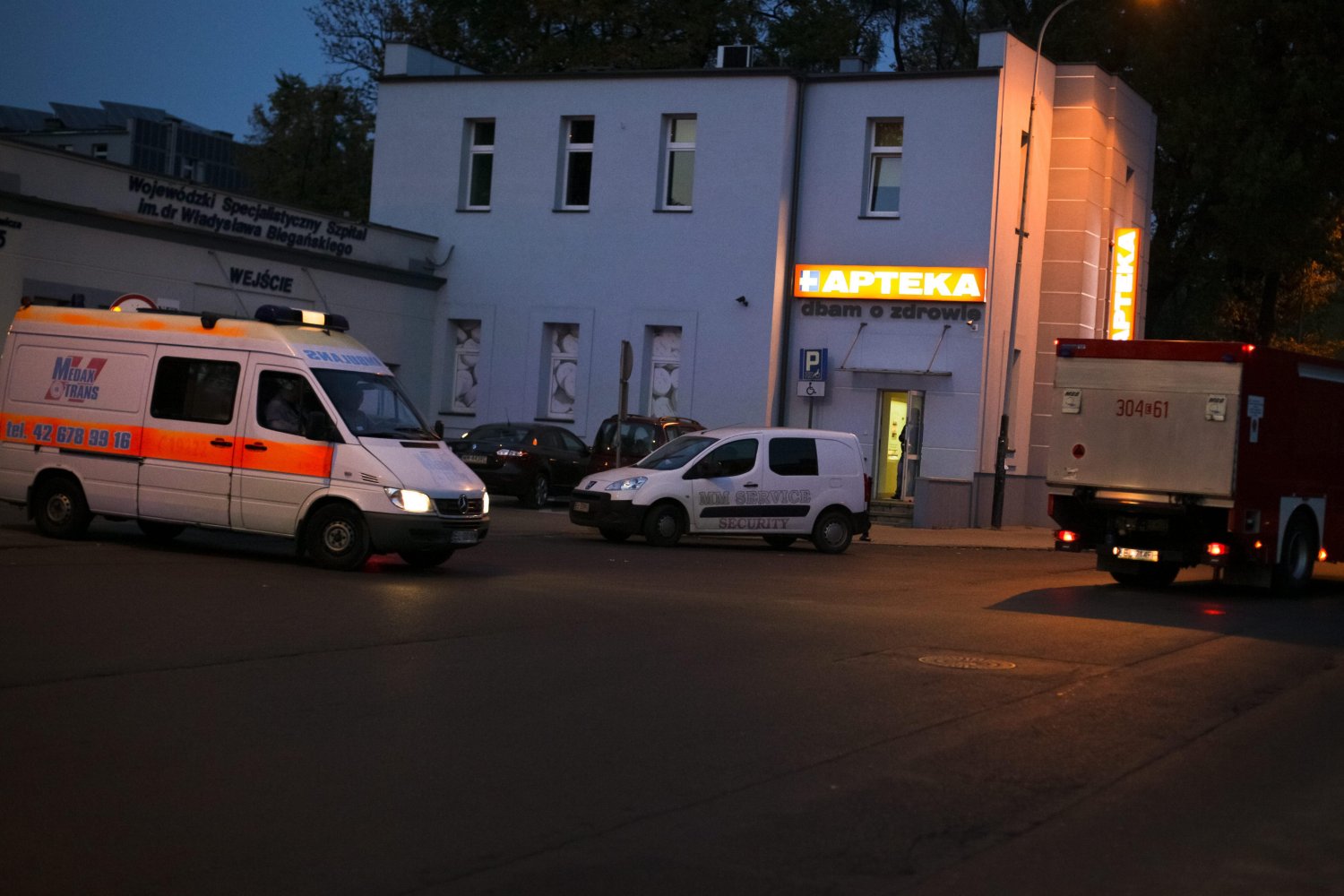 Ochrona i straż pożarna przed szpitalem im. Biegańskiego , do którego przywieziono pacjenta z objawami zakażenia wirusem Ebola.