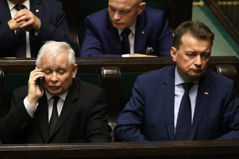 Jarosław Kaczyński szykuje gwiazdkowy prezent dla członków partii.