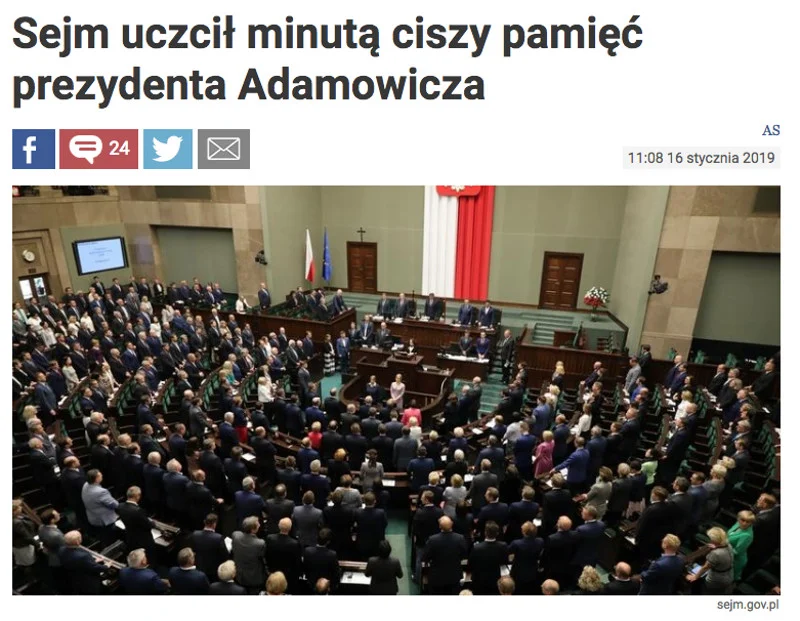 Przyjrzyjcie się dobrze – na tym zdjęciu w pierwszym rzędzie widać Jarosława Kaczyńskiego, więc wygląda, jakby i on uczcił pamięć Pawła Adamowicza minutą ciszy.