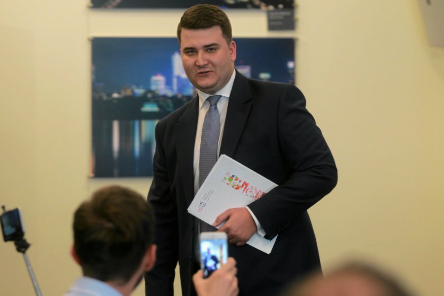 Bartłomiej Misiewicz miał "skserować swoje ordery". Taka miała być zawartość pozwu byłego rzecznika MON przeciwko Patrykowi Vedze, reżyserowi filmu pt. "Polityka".