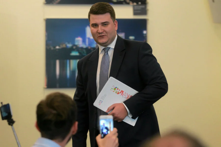 Bartłomiej Misiewicz miał "skserować swoje ordery". Taka miała być zawartość pozwu byłego rzecznika MON przeciwko Patrykowi Vedze, reżyserowi filmu pt. "Polityka".
