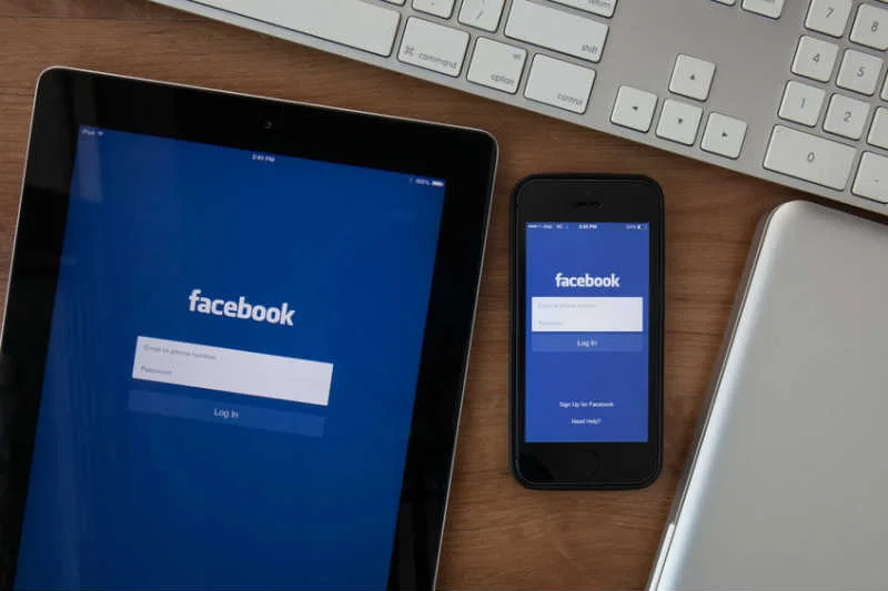 Facebook podsłuchuje swoich użytkowników – przekonuje amerykańska profesor.