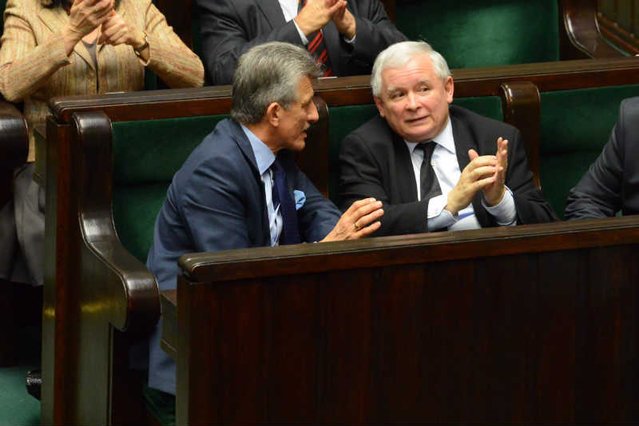 Od lewej: poseł Stanisław Piotrowicz i poseł Jarosław Kaczyński (PiS).