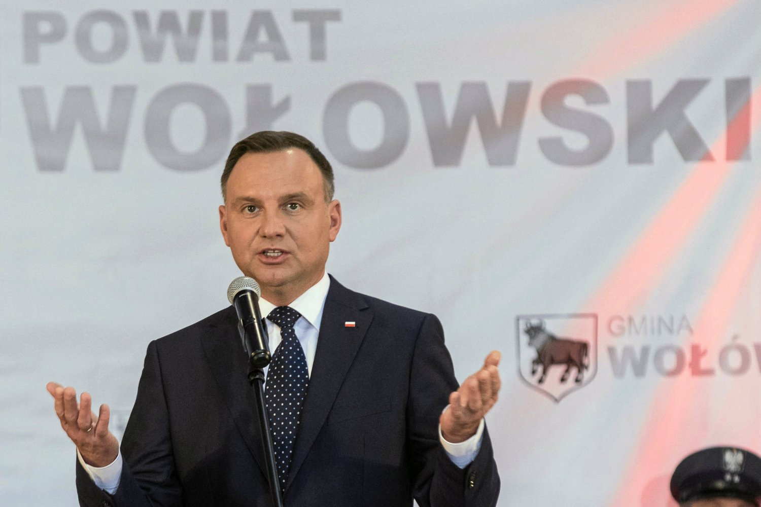 Paweł Jackowski podczas przejazdu kolumny prezydenckiej trzymał tabliczkę z wierszykiem, na której było niewykropkowane słowo "d**a".
