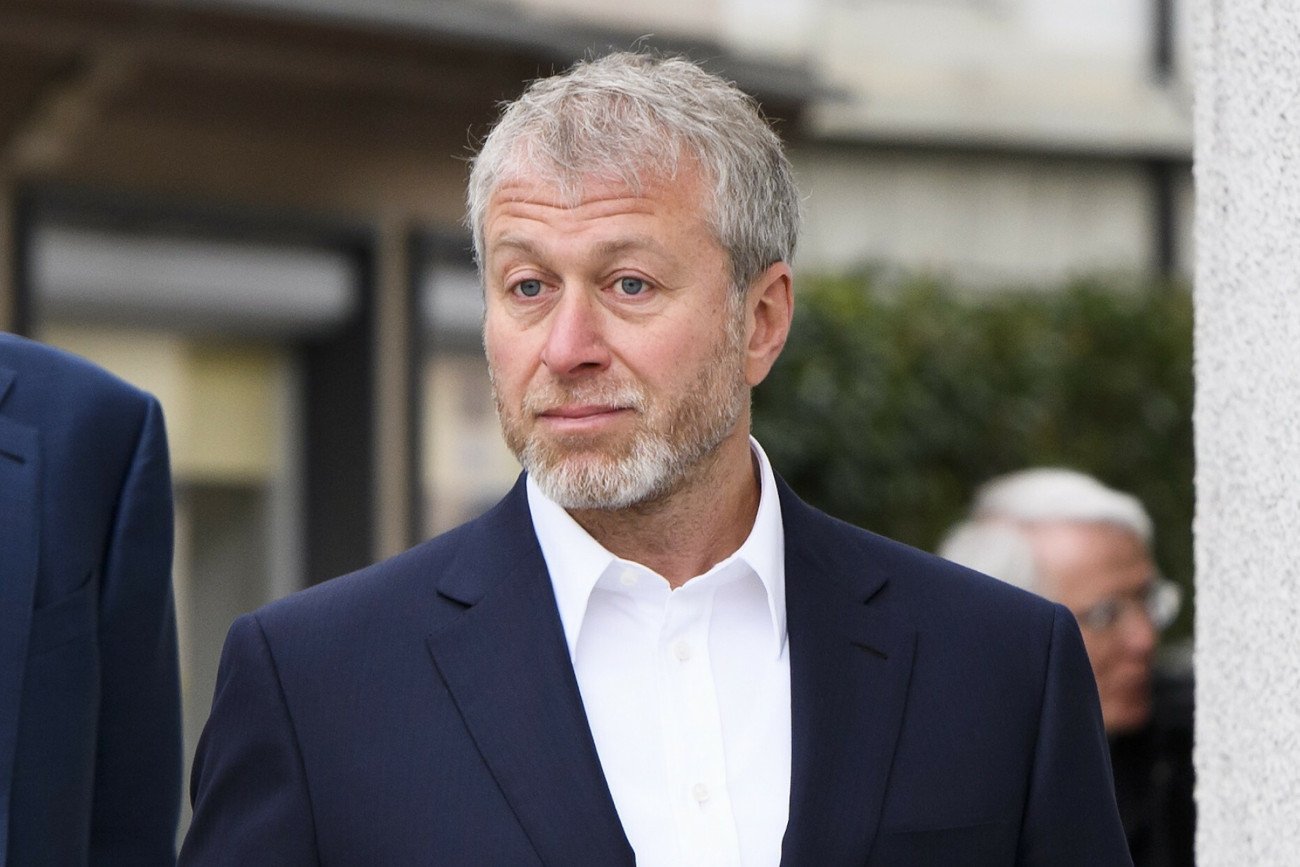 Roman Abramowicz jest miliarderem, który po dwóch dekadach zarządzania rozstaje się z Chelsea Londyn.