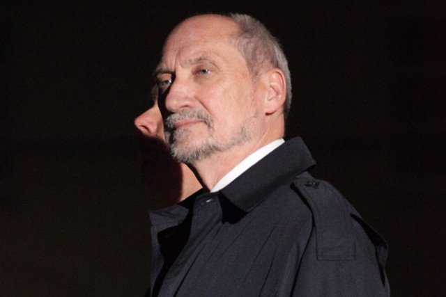 Minister Antoni Macierewicz odwołał gen. Bogusława Packa ze stanowiska rektora Akademii Obrony Narodowej.