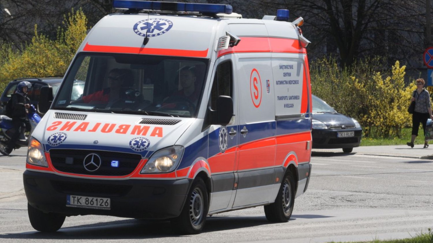 Kobieta urodziła dziecka na parkingu. Nie wiedziała, że jest w ciąży. (Zdjęcie ilustracyjne, przedstawia inną karetkę – należącą do pogotowia ratunkowego w Kielcach). Kobieta urodziła dziecka na parkingu. Nie wiedziała, że jest w ciąży. (Zdjęcie ilustracyjne, przedstawia inną karetkę – należącą do pogotowia ratunkowego w Kielcach).