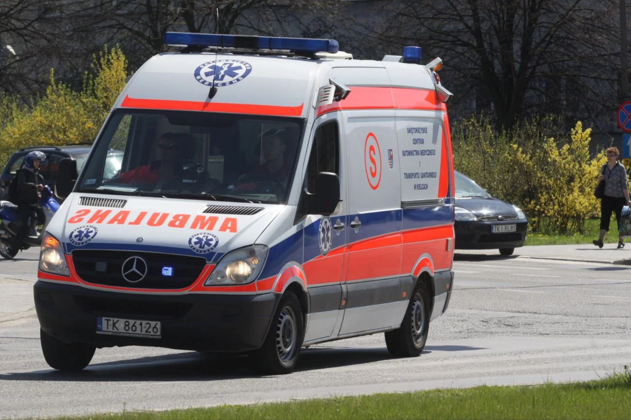 Kobieta urodziła dziecka na parkingu. Nie wiedziała, że jest w ciąży. (Zdjęcie ilustracyjne, przedstawia inną karetkę – należącą do pogotowia ratunkowego w Kielcach). Kobieta urodziła dziecka na parkingu. Nie wiedziała, że jest w ciąży. (Zdjęcie ilustracyjne, przedstawia inną karetkę – należącą do pogotowia ratunkowego w Kielcach).