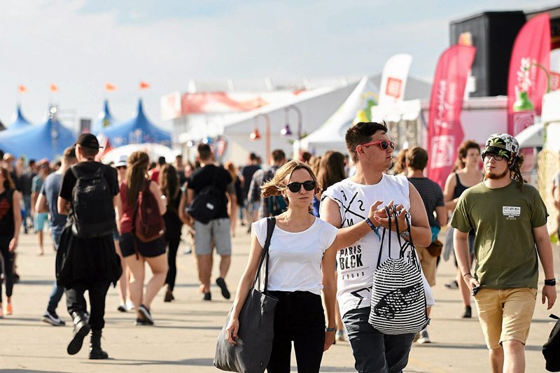 Flagi z logo radiowej Trójki powiewały w Gdyni przez 13 lat. Teraz organizatorzy podziękowali publicznej stacji za patronat medialny.