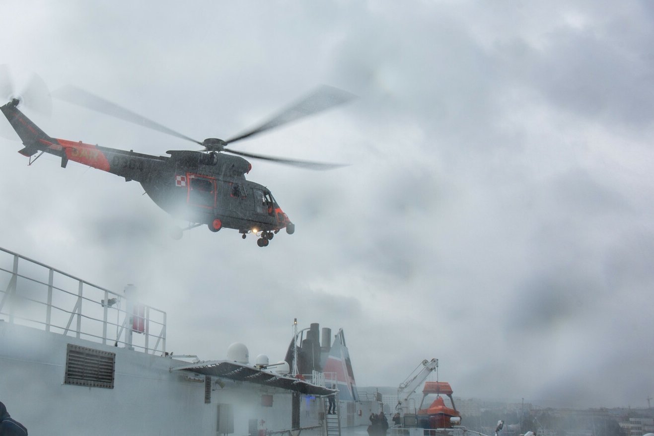 Akcja ratunkowa na Bałtyku. Marynarz statku wypadł za burtę.