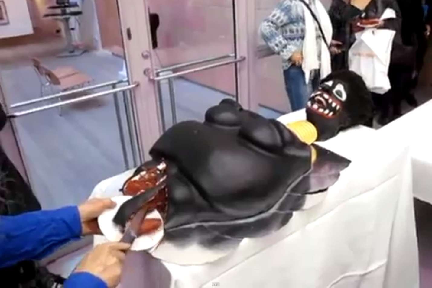 Artystyczne ciasto w kształcie czarnoskórej kobiety