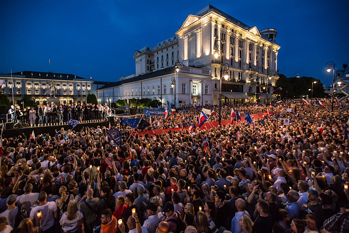 Tak wyglądała manifestacja opozycji na Krakowskim Przedmieściu. Dziesiątki tysięcy Polaków protestowały przeciwko przejęciu kontroli nad Sądem Najwyższym przez PiS.