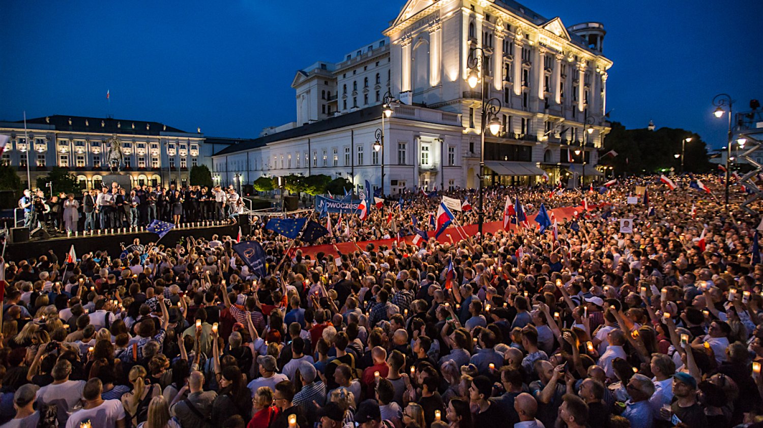 Tak wyglądała manifestacja opozycji na Krakowskim Przedmieściu. Dziesiątki tysięcy Polaków protestowały przeciwko przejęciu kontroli nad Sądem Najwyższym przez PiS.