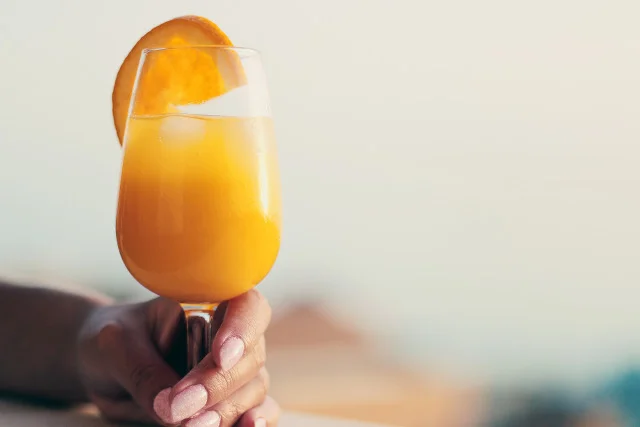 Sok od babci czy z kartonu? Pod względem wartości odżywczej nie ma różnicy. Fot. [url=http://jeshoots.com/glass-of-juice/]jeshoots[/url] / [url=https://www.pexels.com/photo-license/]CC 0[/url]