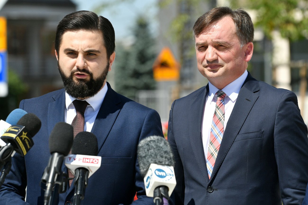 Norbert Kaczmarczyk i Zbigniew Ziobro na konferencji prasowej w podkrakowskich Proszowicach