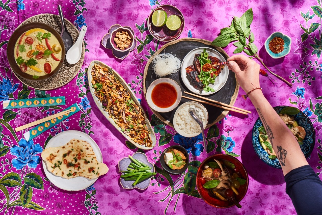 Moon Wok to usługa oferująca najbardziej popularne potrawy kuchni azjatyckiej oraz, okazjonalnie, te mniej znane. Są one dostarczane w boksach do gotowania, które zawierają wszystko, co jest niezbędne, aby przyrządzić zamówione dania.