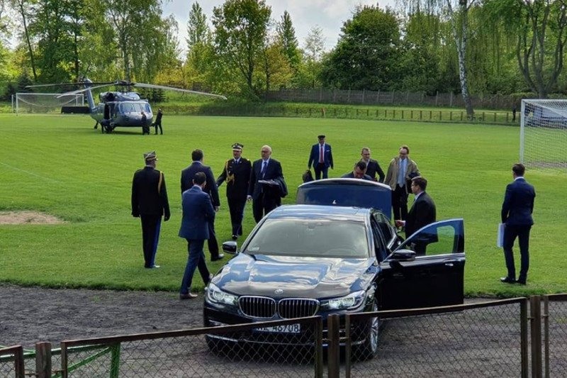 Przerwano mecz w Choszcznie, żeby mógł wylądować śmigłowiec Black Hawk z Brudzińskim na pokładzie.