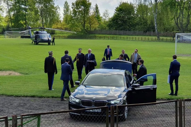 Przerwano mecz w Choszcznie, żeby mógł wylądować śmigłowiec Black Hawk z Brudzińskim na pokładzie.