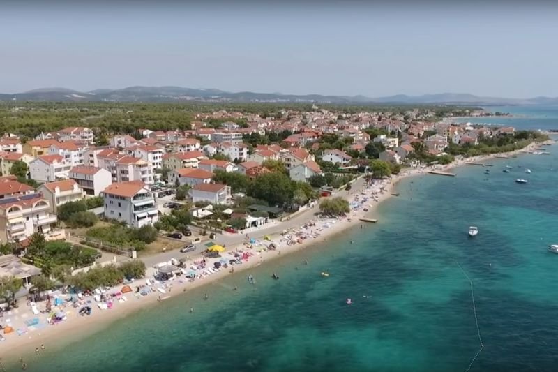 Polacy zniszczyli mur w Srimie na południu Chorwacji.