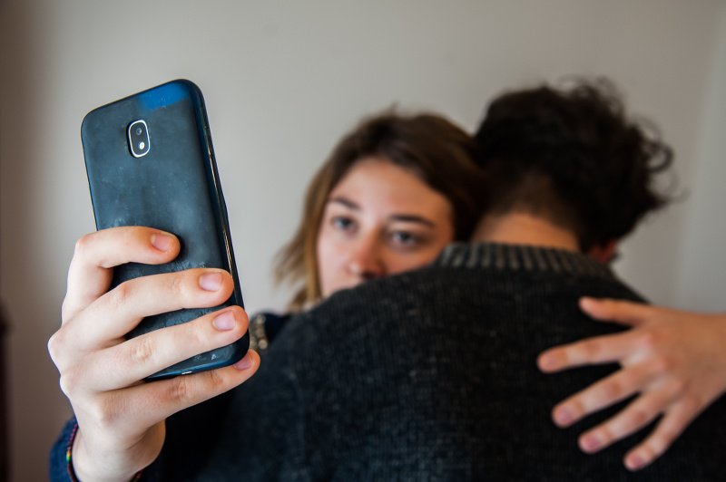 Coraz więcej Polek i Polaków telefon zabiera ze sobą nawet do łóżka.