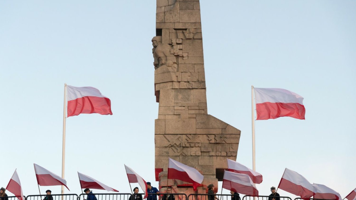 Akt wandalizmu na Westerplatte. Zniszczyli i podpalili polskie flagi.