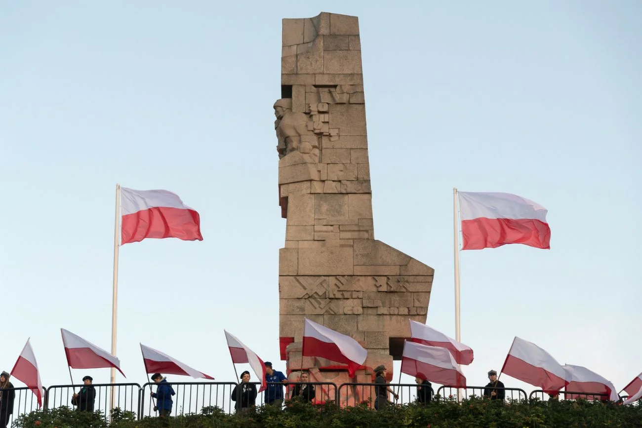 Akt wandalizmu na Westerplatte. Zniszczyli i podpalili polskie flagi.