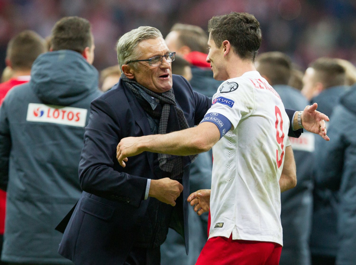 Robert Lewandowski w objęciach Adama Nawałki, z którym przez lata pracował w reprezentacji Polski