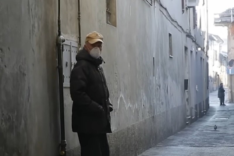 Osoby powyżej 65 lat w Lombardii nie powinny wychodzić z domu. Przez koronawirusa.