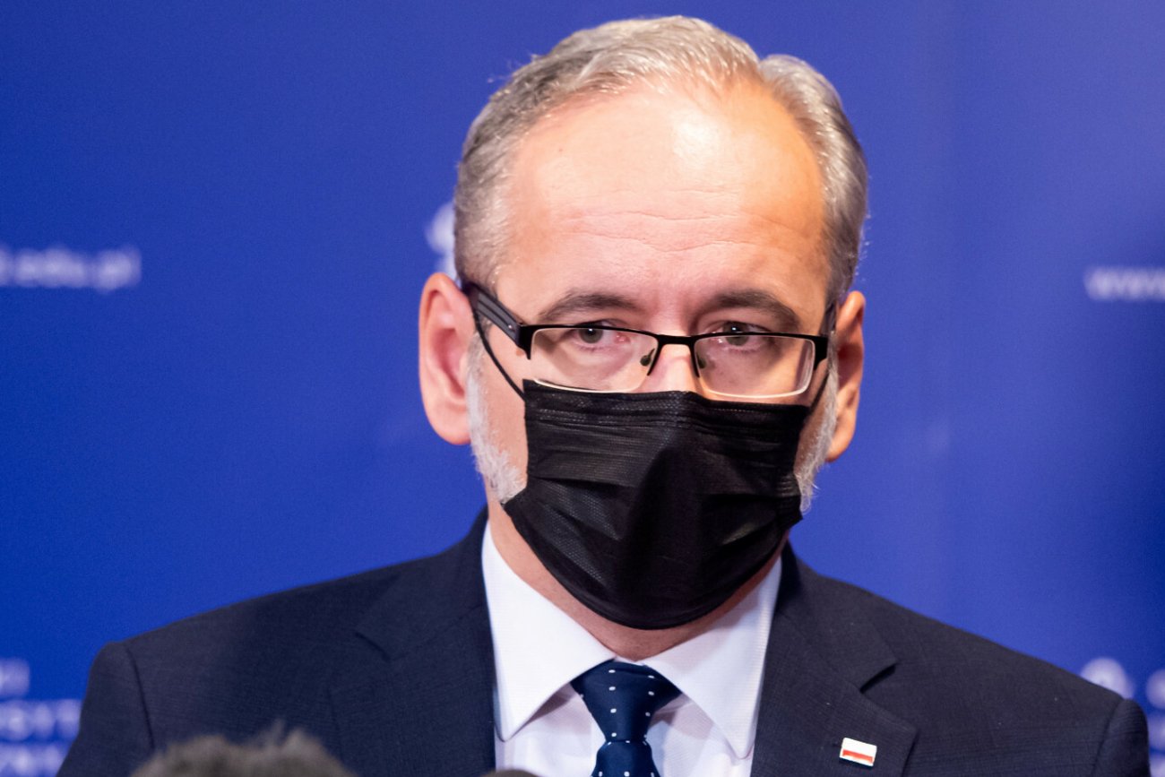 Minister Adam Niedzielski apeluje o zdrowy rozsądek i noszenie maseczek na zatłoczonych cmentarzach, choć rząd nie wprowadził takiego obowiązku mimo przyspieszającej epidemii. Minister Adam Niedzielski apeluje o zdrowy rozsądek i noszenie maseczek na zatłoczonych cmentarzach, choć rząd nie wprowadził takiego obowiązku mimo przyspieszającej epidemii.