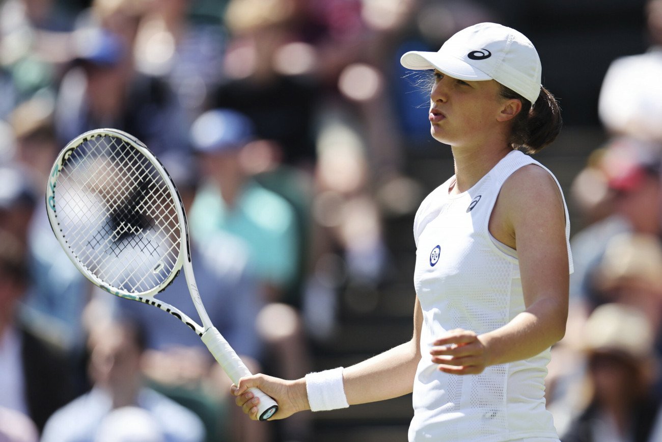 Iga Świątek przegrała z Alize Cornet w sobotnim meczu III rundy turnieju na trawiastych kortach Wimbledonu.
