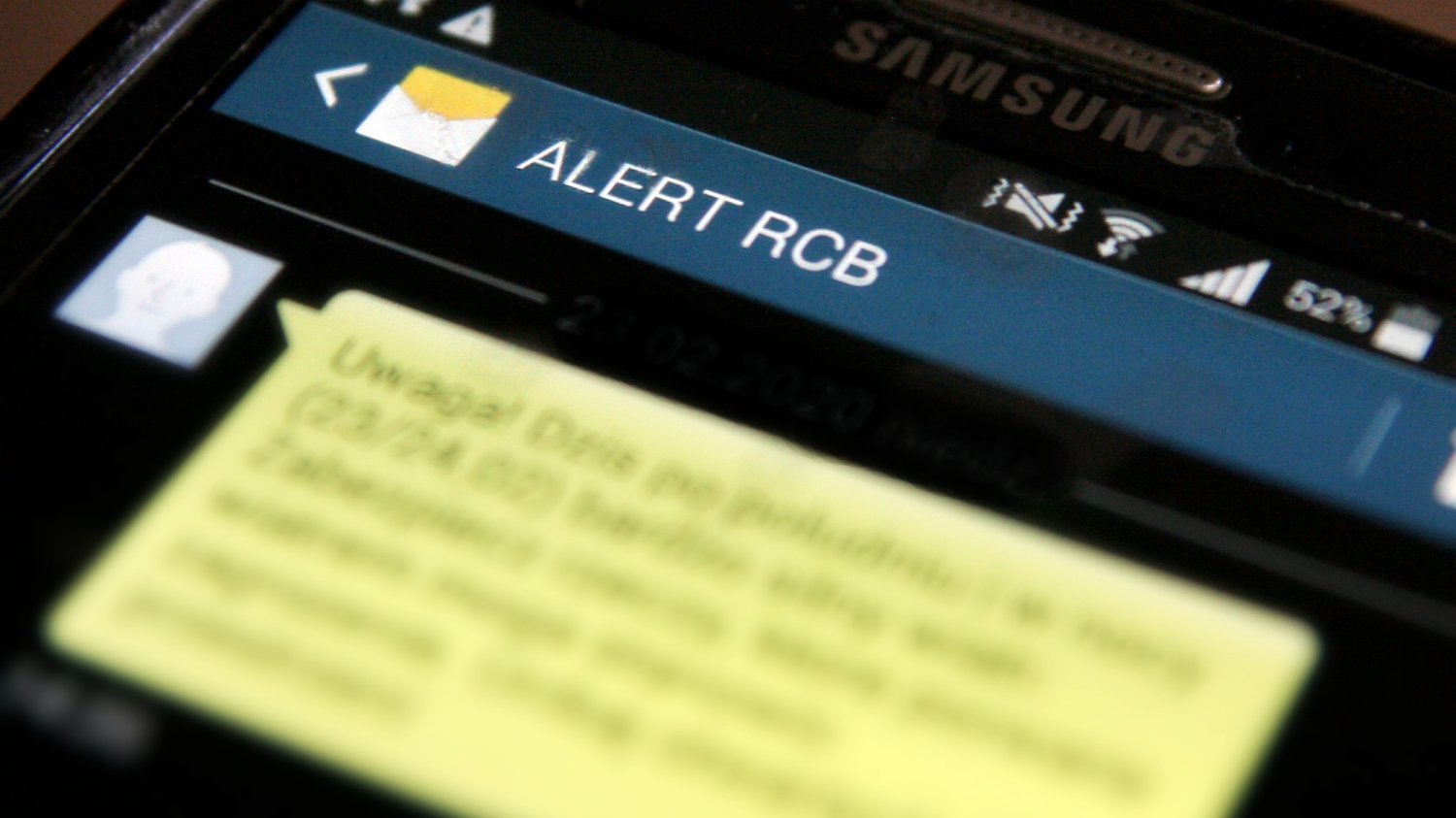 Wiele mieszkańców Polski dostało omyłkowo alert RCB ws. syren alarmów przeciwlotniczych. Alert RCB na smartfonie.