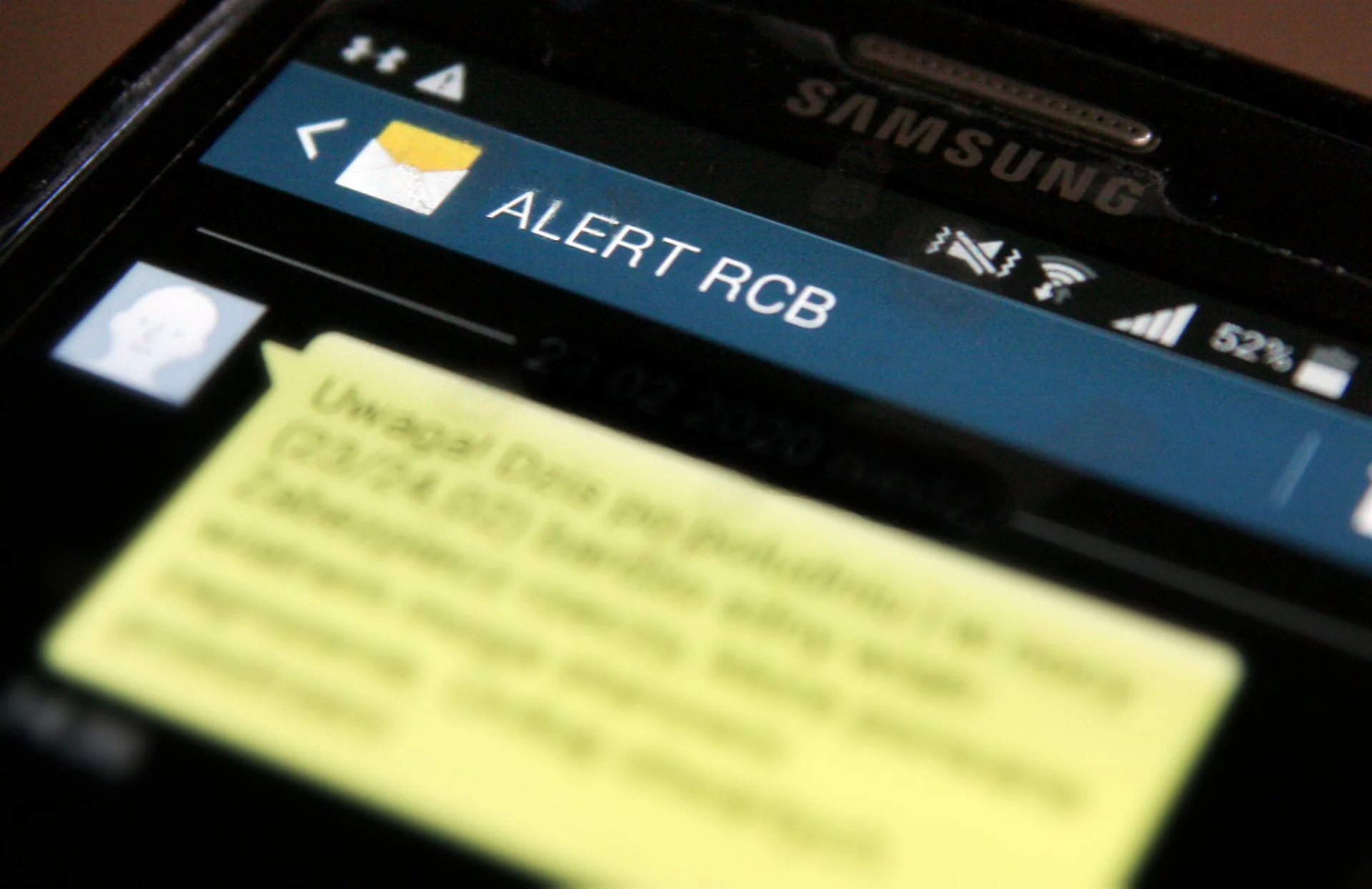 Alert RCB na smartfonie.