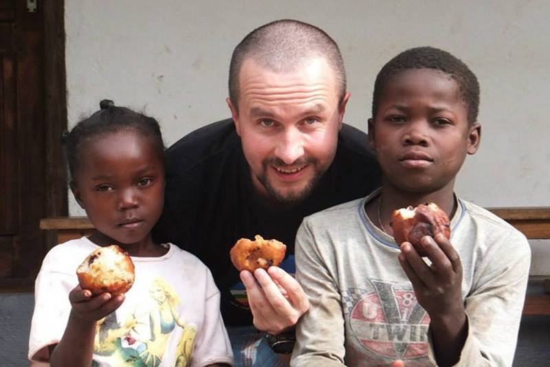 Ojciec Benedykt Pączka zaprasza wszystkich do zakupu "pączka afrykańskiego"