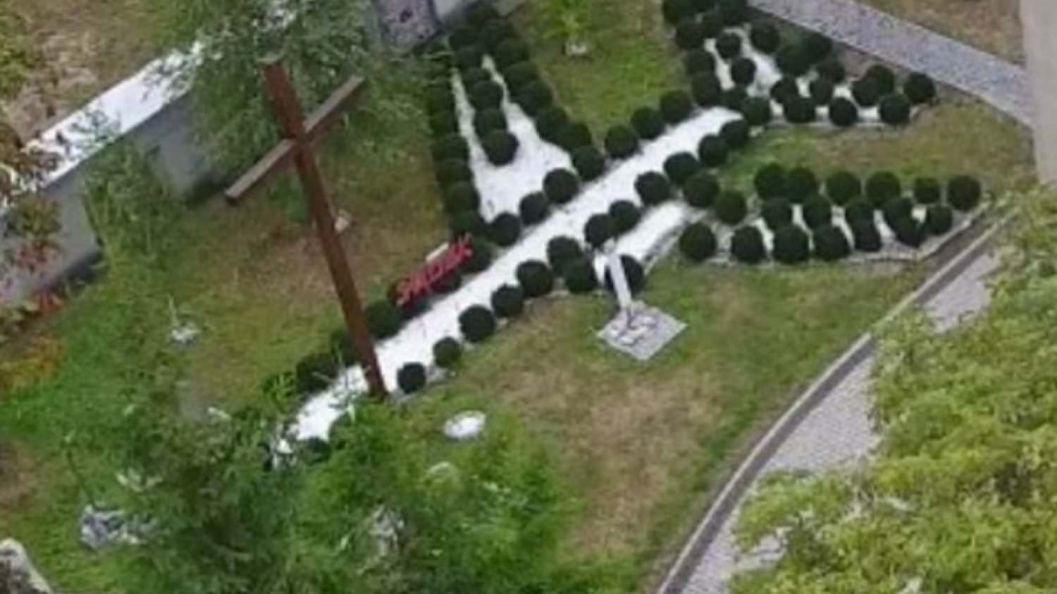 Tupolew w ogrodzie parafii koło Krakowa