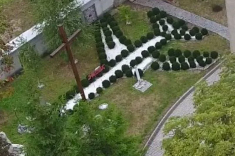 Tupolew w ogrodzie parafii koło Krakowa