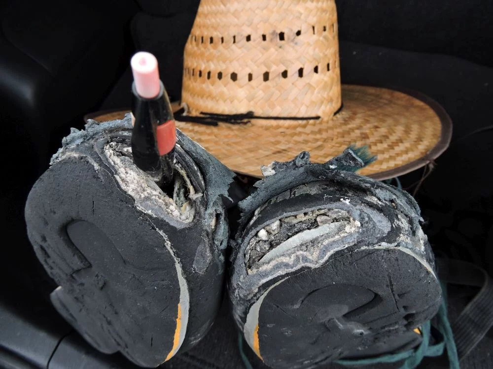 Zniszczone buty - efekt eksploracji wulkanów.