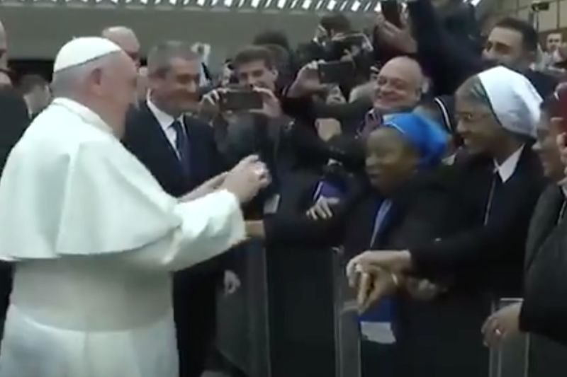 Papież chciał pocałować zakonnicę w policzek.