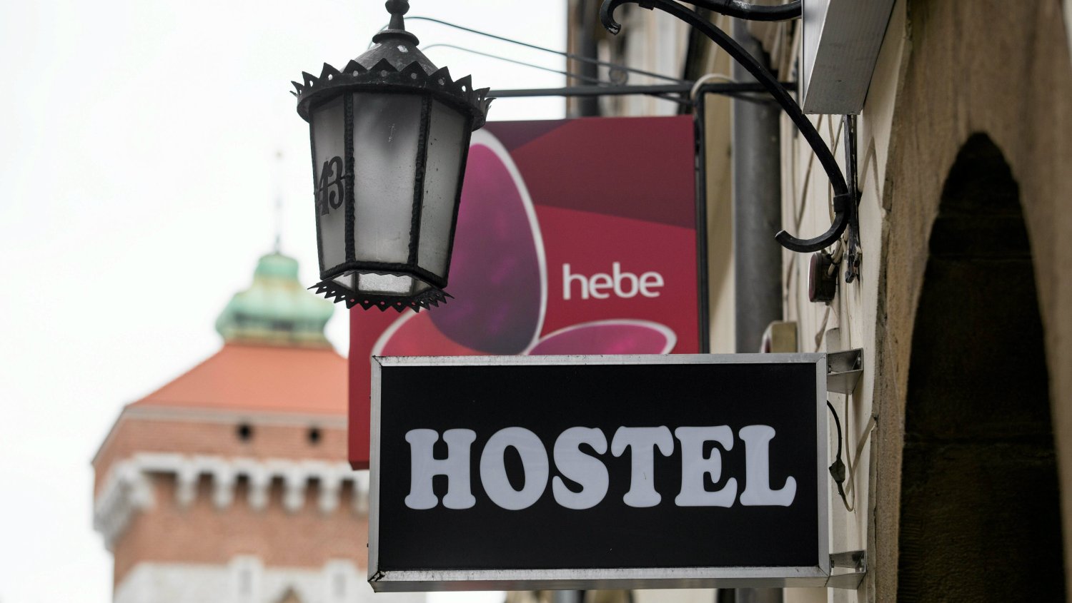 Szyld hostelu w centrum Krakowa