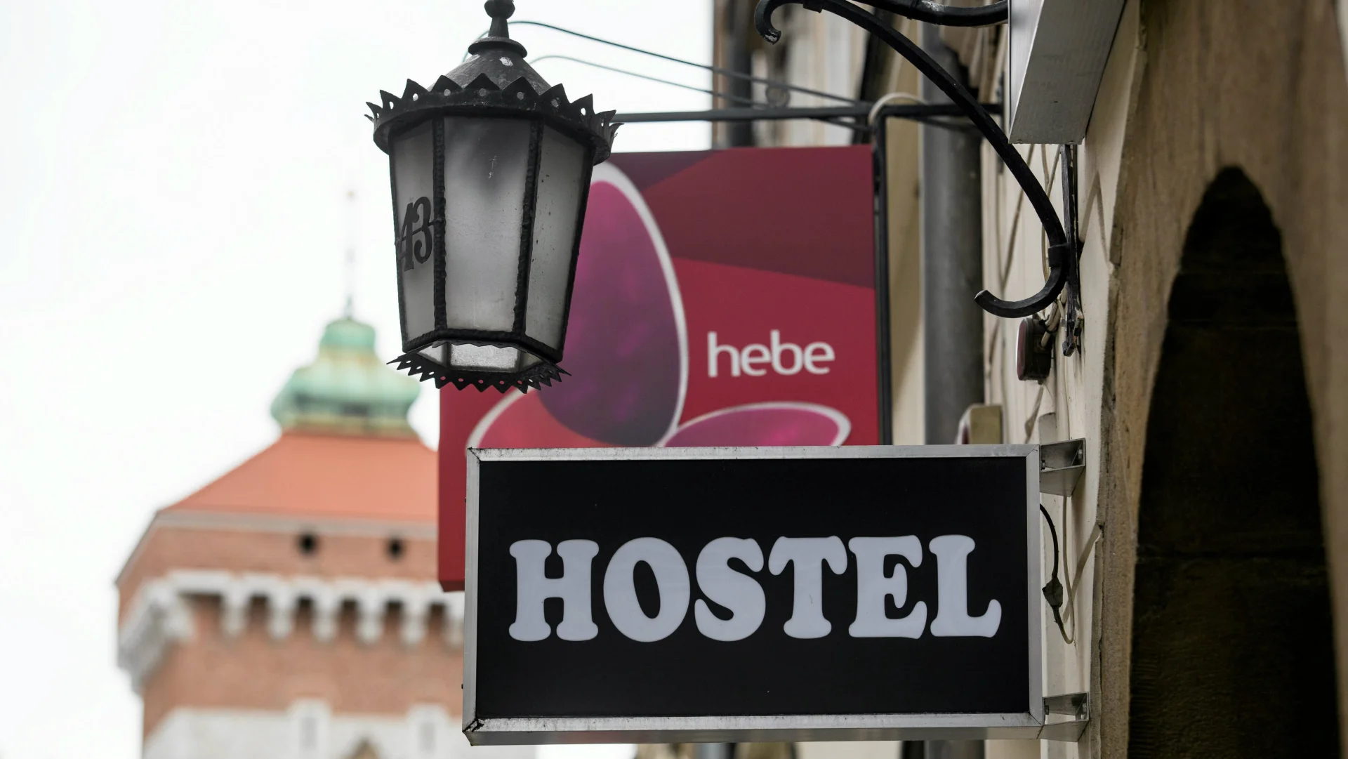 Szyld hostelu w centrum Krakowa