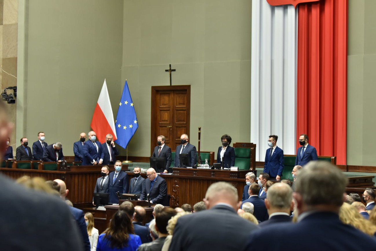 Ofiary COVID-19 w Polsce. Minuta ciszy w Sejmie i w Senacie.