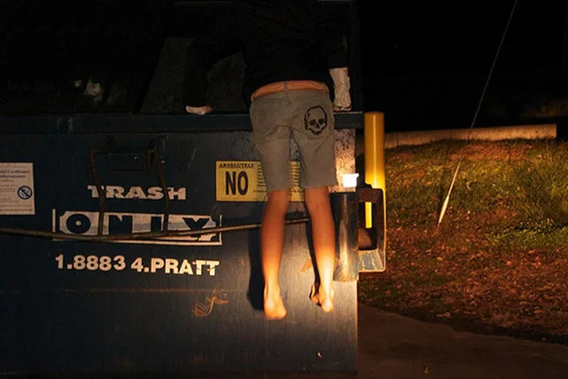 Dumpster Dive czyli nurkowanie w śmietniku w poszukiwaniu jedzenia.