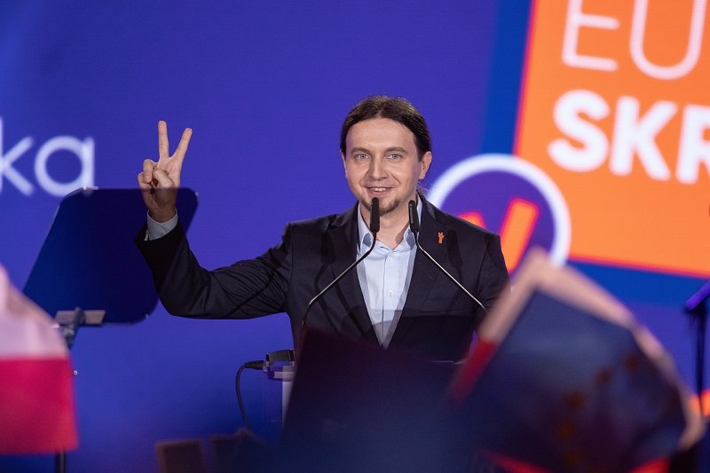 Europoseł Wiosny Łukasz Kohut zorganizował "pogotowie zakupowe" dla seniorów.