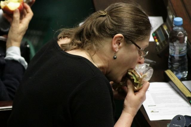 Takayuki Yamaji podczas spotkania Amerykańskiego Towarzystwa Kardiologicznego zaprezentował niepokojące wyniki badań ws. szybkiego jedzenia. Wiadomo, że z braku czasu, często jemy w pośpiechu, w pracy.