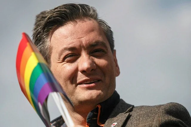 Robert Biedroń pokazał na Facebooku swój skok ze spadochronem.
