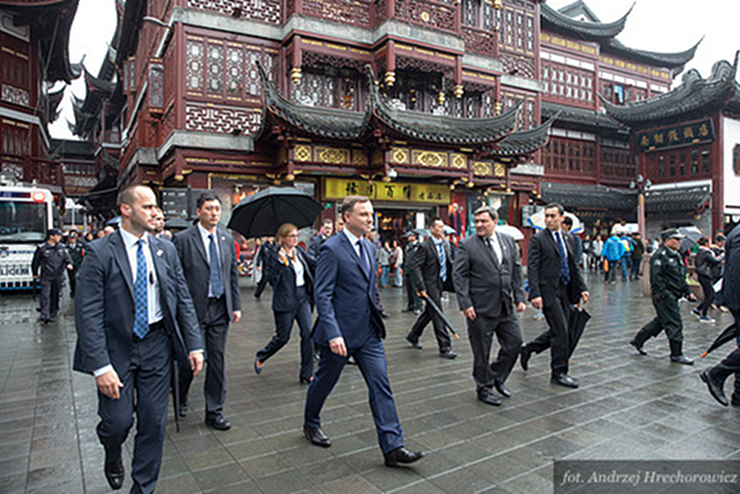 Prezydent Andrzej Duda jest jedną z dwóch (obok prezydenta Rumunii) głów państwa na spotkaniu w Shanghaju. Pozostałe państwa reprezentują premierzy.
