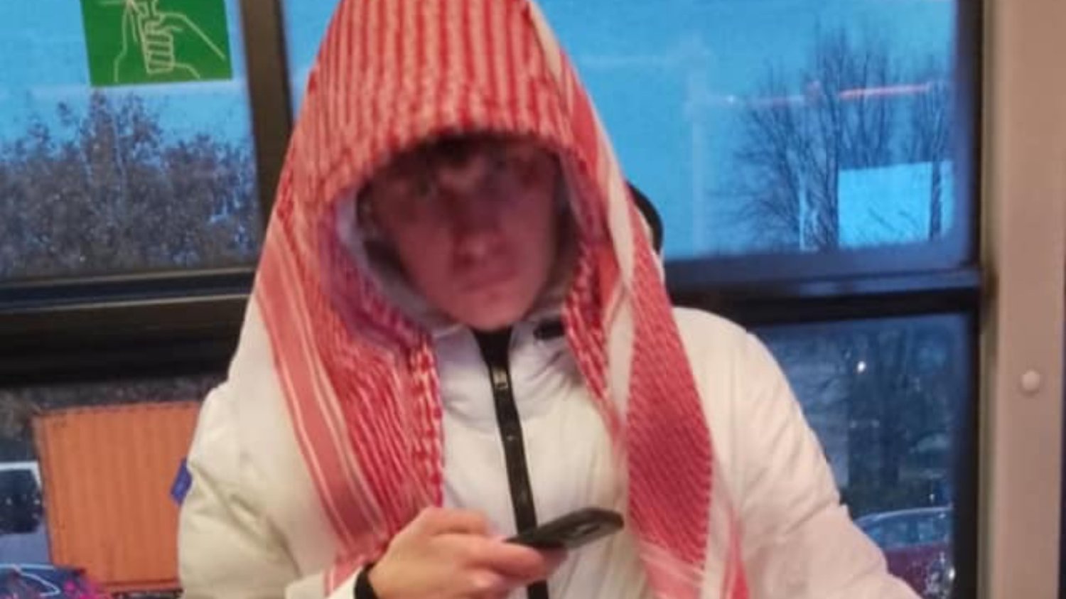 Mama zaginionego Krzysztofa Dymińskiego zamieściła nowe zdjęcie. Kobieta błaga o pomoc w odnalezieniu syna.
