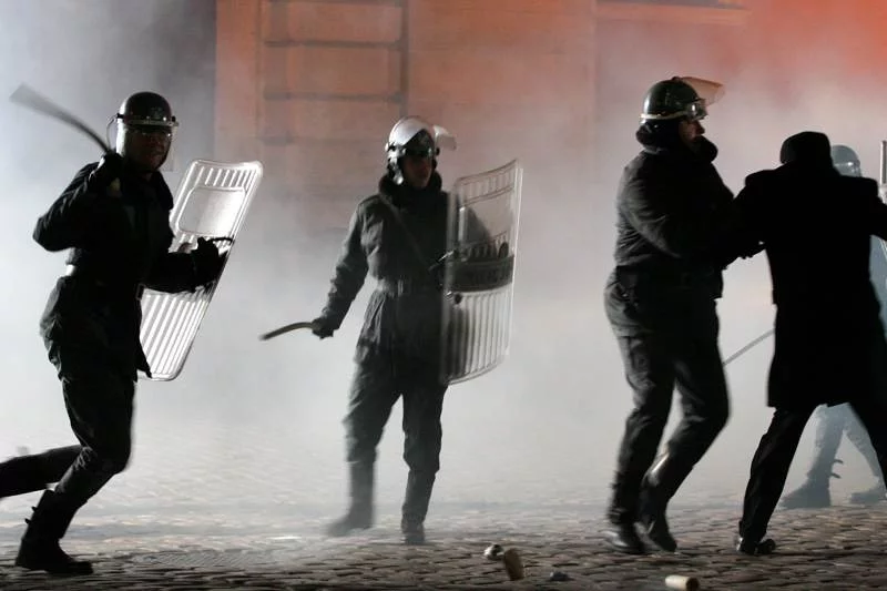 Inscenizacja starć zwolenników "Solidarności" z Milicją Obywatelską na Placu Zamkowym.